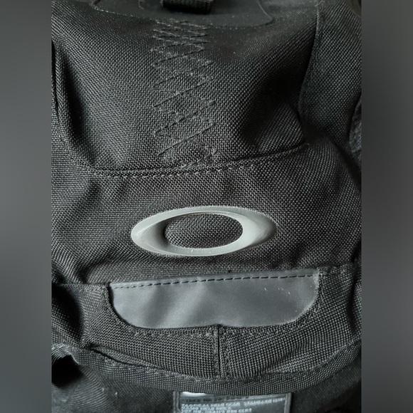Oakley Vintage Black Men's Backpack - Picture 3 of 16